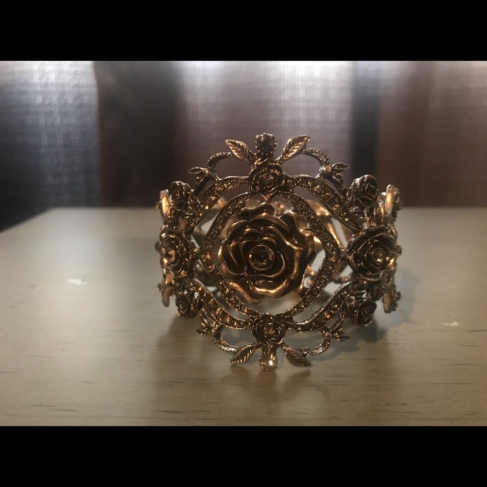 Dark silver metal bracelet with flower details